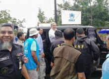Le secrétaire général de l'ONU Antonio Guterres (C) arrive au camp de Kutupalong au Bangladesh pour rencontrer des réfugiés rohingyas, le 2 juillet 2018