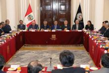 Le président de la Cour Suprême du Pérou Duberli Rodriguez (au centre) a présenté sa démission le 19 juillet 2018, après avoir déclaré la veille la justice en "état d'urgence" (photo transmise par la 