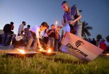 Des Egyptiens allument des bougies en mémoire des 66 victimes du crash du vol EgyptAir MS804, le 26 mai 2016