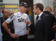 Le président Emmanuel Macron discute avec le Britannique Chris Froome après avoir assisté à la fin de la 17e étape du Tour de France entre La Mure et Serre-Chevalier le 19 juillet 2017