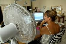 Une femme travaille par une forte chaleur.