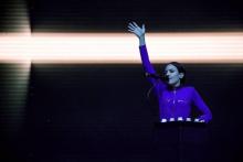 Seule en scène, la chanteuse française Jain pilote ses concerts à l'aide d'une télécommande wifi intégrée dans la manche de sa combinaison