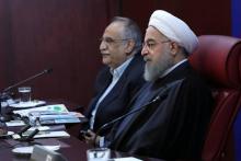 Photo obtenue auprès de la présidence iranienne montrant le ministre de l'Economie Massoud Karbassian (G) au côté du président Hassan Rohani, le 8 janvier 2018 à Téhéran