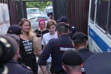 Photo tirée d'une vidéo de l'AFP montrant trois membres du groupe Pussy Riot Veronika Nikoulchina, Olga Kouratcheva et Olga Pakhtoussova qui quittent le centre de détention à Moscou, le 1er août 2018
