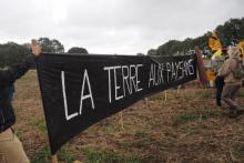 Des membres de la Confédération paysanne protestent contre la "spéculation" sur le foncier français par des investisseurs chinois, le 29 août 2018 à Murs, près de Châtillon-sur-Indre
