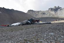 Image de la police cantonale des Grisons, diffusée le 5 août 2018, montrant la carcasse de l'avion militaire de collection suisse, qui s'est écrasé la veille dans l'est de la Suisse