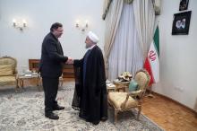 Photo distribuée le 3 juillet 2017 par la présidence iranienne montrant le PdG de Total, Patrick Pouyanné (G), reçu par le président iranien Hasan Rohani