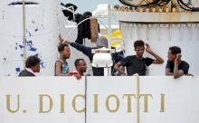 Des migrants sur le pont du navire des gardes-côtes italiens le Diociotti, dans le port de Catane, le 23 août 2018