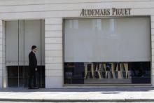 Un homme devant une bijouterie de l'horloger suisse Audemars Piguet, braquée le 18 août 2018 à Paris