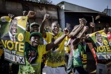 Des partisans d'Emmerson Mnangagwa célèbrent l'annonce de sa victoire à la présidentielle au Zimbabwe, le 3 août 2018 à Harare.