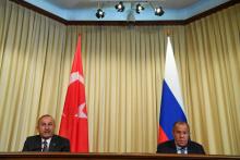 Le ministre des Affaires Etrangères russe Sergei Lavrov (à droite) reçoit son homologue turc Mevlüt Cavusoglu à Moscou, le 24 août 2018