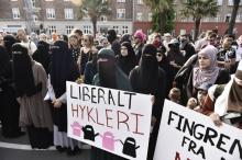 Des femmes portant le voile manifestent à Copenhague contre l'interdiction de porter le voile intégral au Danemark, le 1er août 2018.