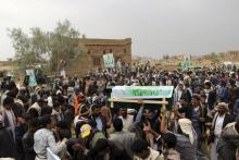 Des Yéménites assistent aux funérailles des enfants victimes de l'attaque aérienne attribué à la coalition à Saada, le 13 août 2018