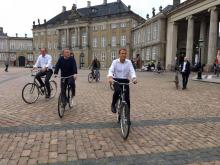 Photo prise par le service du Premier ministre danois montrant le président de la République française, Emmanuel Macron (d), et le Premier ministre danois Lars Lokke Rasmussen pédalant dans les rues d