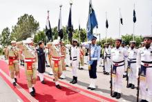 Le nouveau Premier ministre pakistanais Imran Khan passe en revue une garde militaire d'honneur le 18 août 2018 à Islamabad