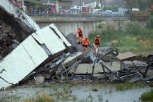 Des secouristes à l'oeuvre à Gênes, en Italie, après l'effondrement d'un viaduc d'autoroute, le 14 août 2018