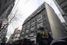 Un agent de police se tient devant un immeuble où l'ex-présidente argentine Cristina Kirchner possède un appartement, le 23 août 2018, à Buenos Aires
