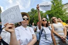 Des manifestants brandissent des pancartes ("L'impunité tue" et "Punir le mal") devant le ministère de l'Intérieur le 1er août 2018 à Kiev, pour dénoncer l'inaction des forces de l'ordre après l'attaq