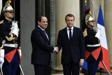 Les présidents français et égyptien Emmanuel Macron et Abdel Fattah al-Sissi devant le palais de l'Élysée, le 24 octobre 2017