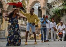 Des cubains dansent la rumba dans les rues de La Havane, à Cuba, le 22 août 2018