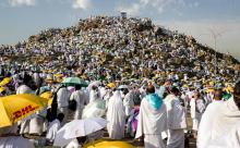 Des pèlerins musulmans gravissent le Mont Arafat en Arabie Saoudite, le 20 août 2018