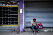 Commerces fermés dans une rue de Caracas au Venezuela, le 22 août 2018