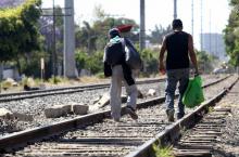 Des migrants d'Amérique centrale marchent le long d'une voie ferrée en direction de la frontière américaine, à Guadalajara, au Mexique, le 3 avril 2018