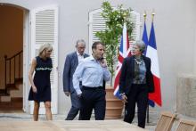 Le président Emmanuel Macron recevant la Première ministre britannique Theresa May au fort de Brégançon, le 3 août 2018. Sur la photo apparaissent l'épouse du président français, Brigitte Macron, et l