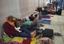 Des migrants vénézuéliens qui ont fui la crise économique dans leur pays attendent l'autorisation d'entrer sur le territoire péruvien, à Tumbes, au Pérou, à la frontière avec l'Equateur, le 24 août 20