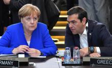 La chancelière allemande Angela Merkel (g) et le Premier ministre grec Alexis Tsipras (R) lors d'une réunion de l'Otan, le 11 juillet 2018 à Bruxelles