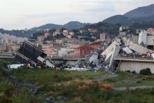 Des équipes de secours recherchent des survivants après l'effondrement du viaduc de l'A10 à Gênes, le 14 août 2018 dans le nord de l'Italie