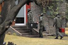 Des membres de la gendarmerie d'Argentinemènent une perquisition dans la résidence de vacances de l'ancienne présidente Cristina Kirchner soupçonnée de corruption, à El Cafate, dans la province argent