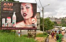 Une publicité pour des cosmétiques blanchissants à Abdijan en Côte d'Ivoire, le 15 mars 2018