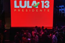 Des partisans de l'ancien président brésilien Luiz Inacio Lula da Silva manifestent contre son emprisonnement devant la Cour suprême, le 31 mai 2018 à Brasilia
