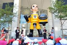 La statue géante de "Sun Child" installée à Fukushima, représentant un enfant en combinaison jaune de protection contre la radioactivité, suscite des critiques dans une région qui cherche à restaurer 