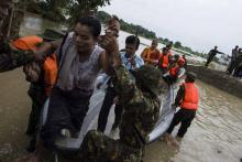 Des soldats évaucent des résidents en barque à Bago, dans le centre de la Birmanie, le 30 août 2018