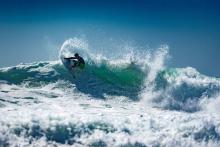 Surfer presque toute l'année sur de longues vagues artificielles, ce sera possible d'ici fin 2020 dans les Landes, à Castets, où doit s'ouvrir la première piscine à vagues déroulantes en France.