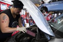 Sue Sweeney, cheffe d'équipe au Girls Auto Clinic, répare une voiture, dans ce garage, le 7 août 2018 près de Philadelphie, en Pennsylvanie