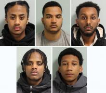Jordan Bedeau, Isaac Marshall, Yonas Girma, Micah Bedeau et Rhys Herbert, membres du gang 1011, arrêtés pour violences par la police londonienne le 11 juin 2018