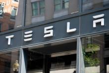 Le conseil d'administration de Tesla a dit mercredi "évaluer" l'idée d'un retrait du groupe de la Bourse