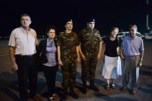 Les deux soldats grecs libérés d'une prison turque après plus de cinq mois de détention, le lieutenant Aggelos Mitretodis (g) et le sergeant Dimitros Kouklatzis (d) entourés par leurs parents, à leur 