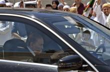 Le président algérien Abdelaziz Bouteflika vu dans une voiture, en arrivant pour inaugurer une école religieuse près d'Alger, le 15 mai 2018