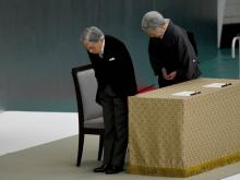 L'empereur du Japon Akihito et son épouse Michiko s'inclinent lors d'une cérémonie pour les victimes de la guerre à l'occasion du 73e anniversaire de la capitulation du Japon en 1945, le 15 août 2018 