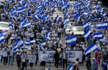 Des manifestants marchent dans les rues de Managua le 4 août 2018