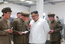 Photo non datée fournie le 17 juillet 2018 par l'agence nord-coréenne Kcna du leader nord-coréen Kim Jong Un visitant une usine dans la province de North Hamgyong