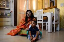 Neha Rastogi et son fils Avyaan, le 24 juillet 2018 chez eux à Noida, près de New Delhi