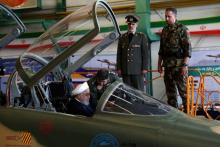 Photo distribuée par la présidence iranienne montrant le président Hassan Rohani dans le cockpit du premier avion de combat iranien, le 21 août 2018 à Téhéran
