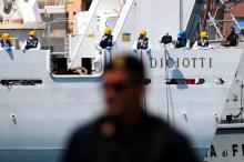 La bateau des gardes-côtes italiens Diociotti est bloqué dans le port de Catane, en Sicile
