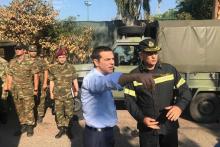 Le Premier ministre grec Alexis Tsipras (c) en déplacement sur les lieux d'un incendie meurtrier, le 30 juillet 2018 à Mati, à l'est d'Athènes