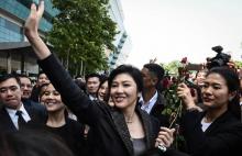 L'ex-Première ministre thaïlandaise Yingluck Shinawatra salue des partisans à sa sortie de la Cour s
